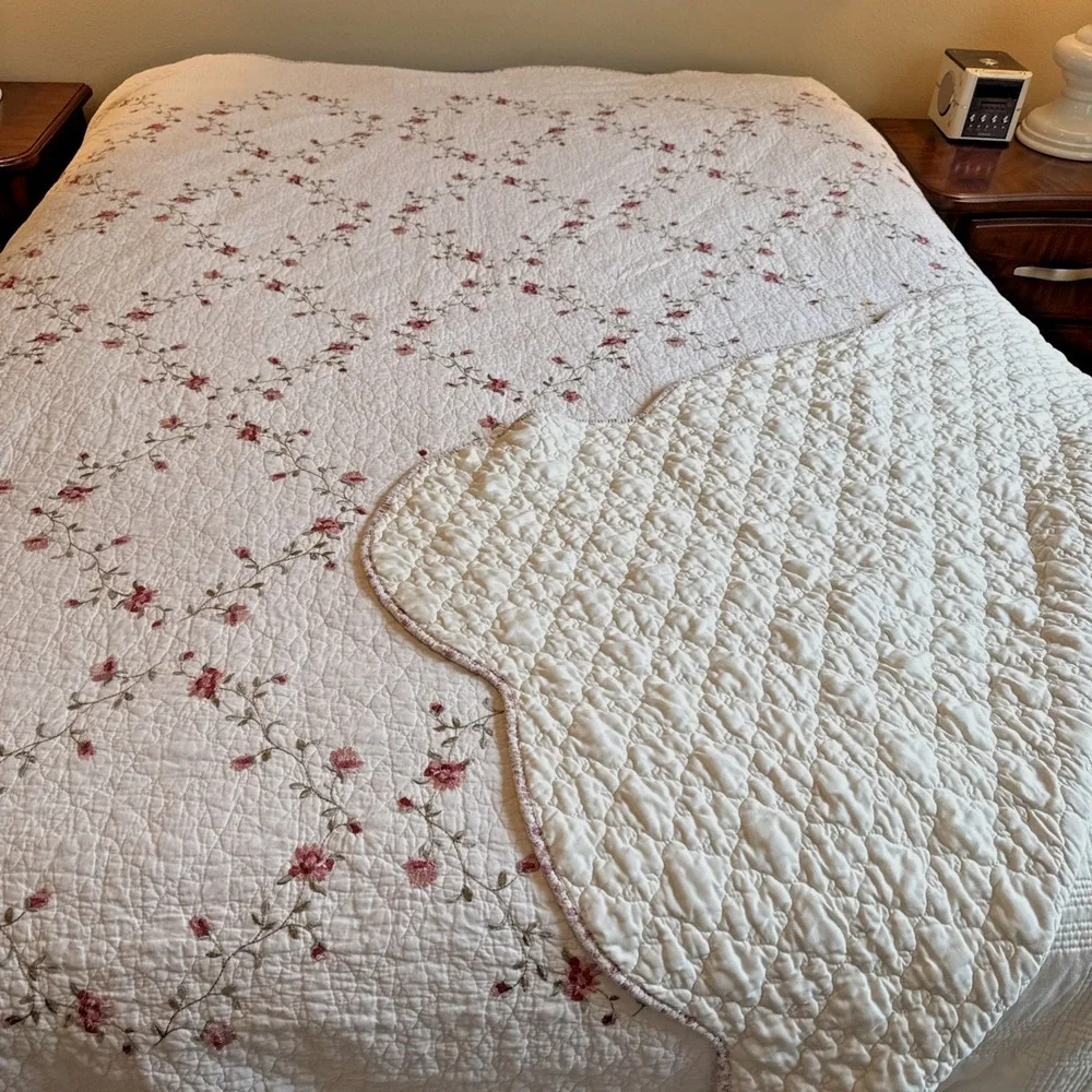 Better Homes & Gardens Hannalore Quilt Full/Queen 90x92 White Roses Cottage
